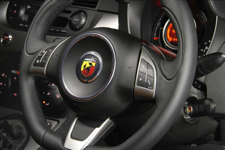 Панель приборов Abarth 500C 2012 года  (ZA) (фото 7 из 14)